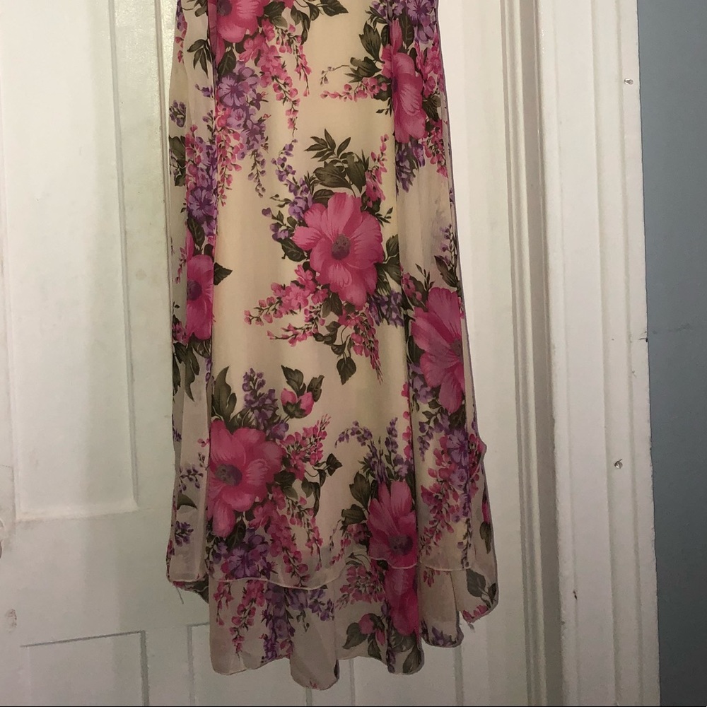 Very pretty floral dress!